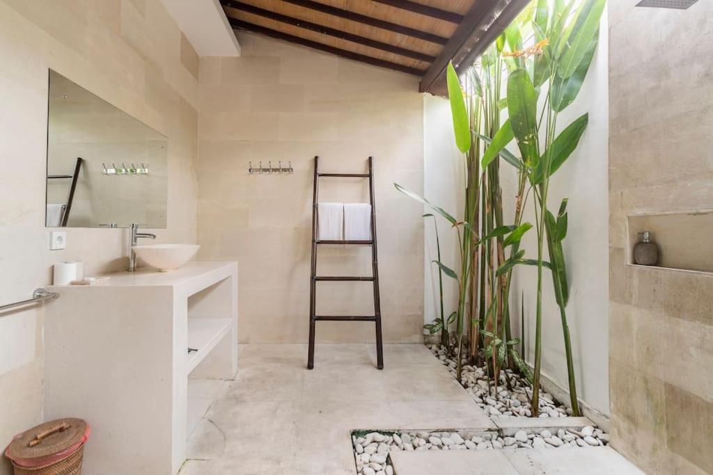 Villa West Indies Ubud, Close To Ubud Center ภายนอก รูปภาพ